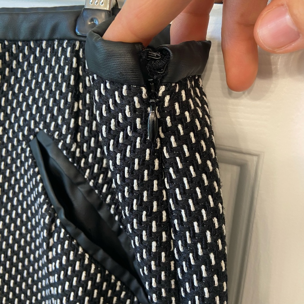 Paritzia Pepe Italian Designer Black and White Tweed Mini Skirt Sz 44 - Picture 7 of 13